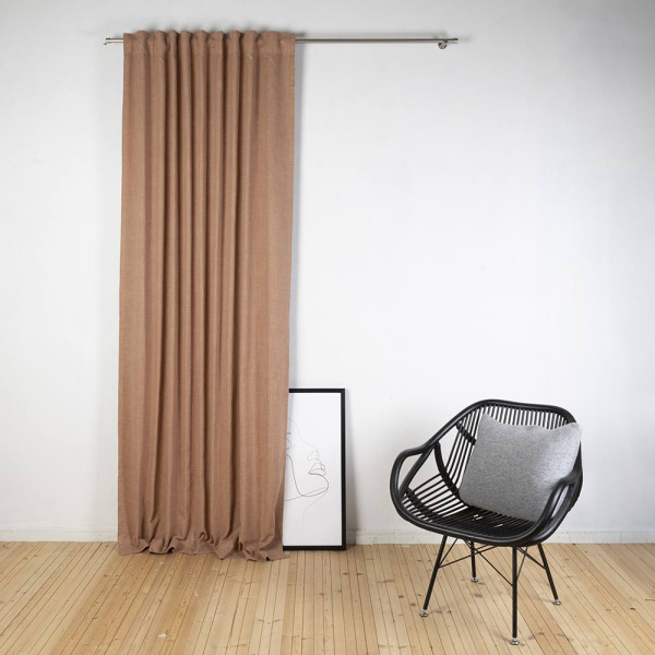 Fertigschal Kalin 6774 in Apricot hängt an einer Metallstange. Der Stoff ist leicht strukturiert und fällt sanft hinunter. Er ist für einen frischen Look in Räumen geeignet.