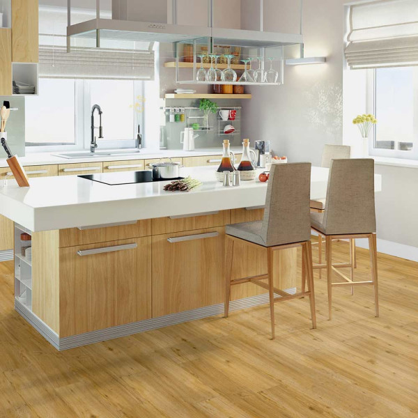 Laminatboden in Eiche-Optik mit hellen Holzstrukturen und natürlichem Farbton. Der Bodenbelag wirkt robust und eignet sich für verschiedene Wohnräume.