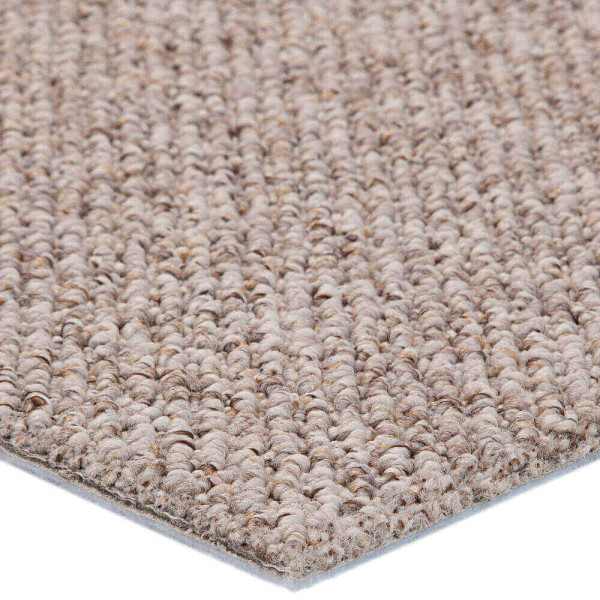 Beige Teppichboden mit Schlingenoberfläche wird präsentiert. Der Preis beträgt 13,99 € pro Quadratmeter. Der Teppich ist unempfindlich und eignet sich für verschiedene Anwendungen.