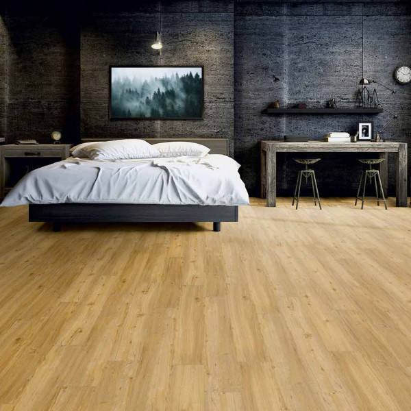 Laminatboden in Eiche-Optik mit hellen Holzstrukturen und natürlichem Farbton. Der Bodenbelag wirkt robust und eignet sich für verschiedene Wohnräume.