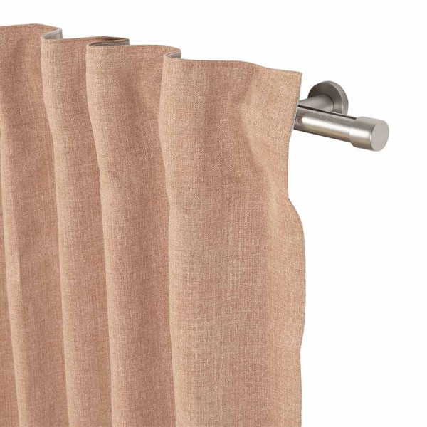 Fertigschal Kalin 6774 in Apricot hängt an einer Metallstange. Der Stoff ist leicht strukturiert und fällt sanft hinunter. Er ist für einen frischen Look in Räumen geeignet.