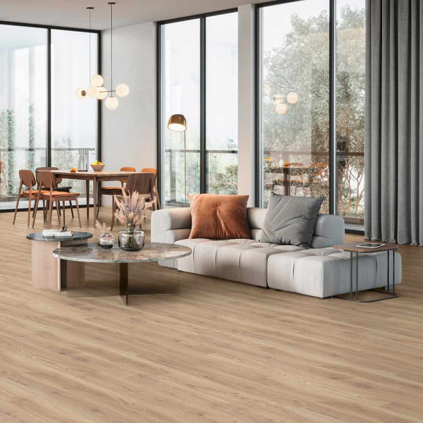 Laminatboden in hellem Eichenstil zeigt eine gleichmäßige Oberflächenstruktur. Die Dielen sind lang und verleihen Räumen eine moderne, natürliche Atmosphäre.