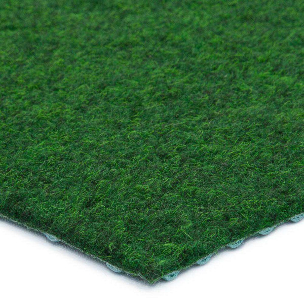 Kunstrasen in einem satten, einheitlichen Grünton mit einer Noppen- und Velours-Oberflächenstruktur. Der Preis beträgt 5,99 € pro qm.